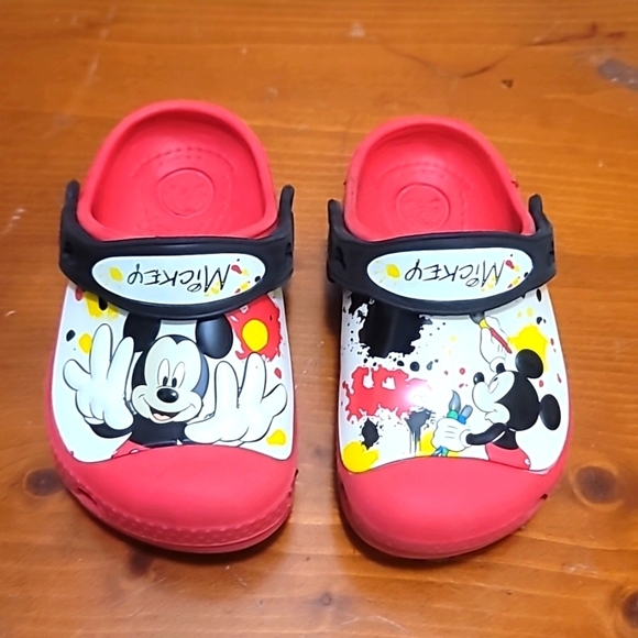 KIDS CROCS MICKEY PAINT SPLATTER  CLOG IN RED SIZE 8/9 - Picture 2 of 7